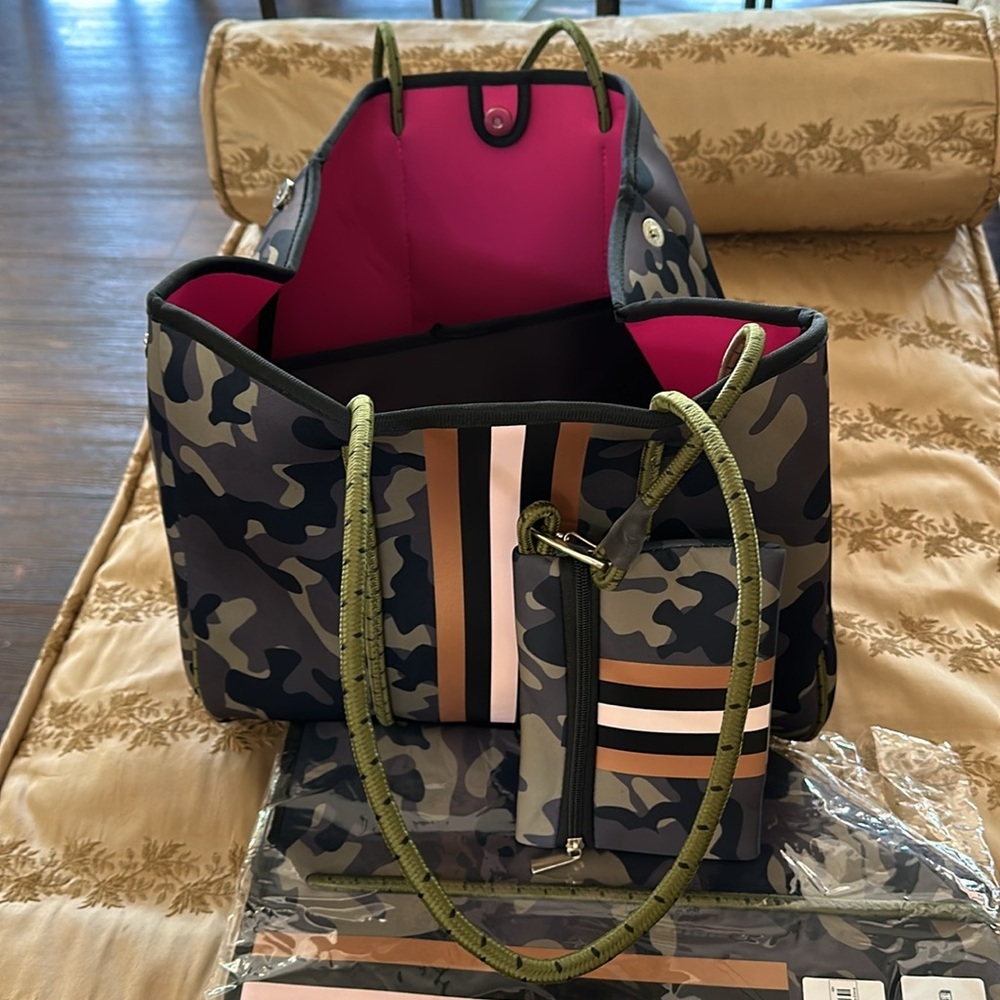 Large Capacity Neoprene Camouflage Tote Bag w/ Coin Pouch - Picture 4 of 13